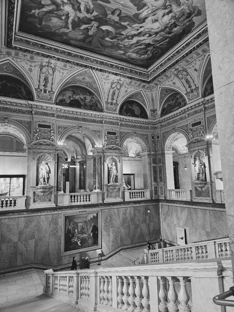 Siyah-beyaz kare: Sanat Tarihi Müzesi'nin tavan freskleri, kemerleri ve mermer merdivenleri.